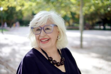 Starija žena se srećno smeje.jpg
