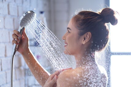 TUSIRANJE HLADNOM VODOM  stock-photo-asian-woman-enjoying-the-shower-she-feels-relaxed-1726876684.jpg