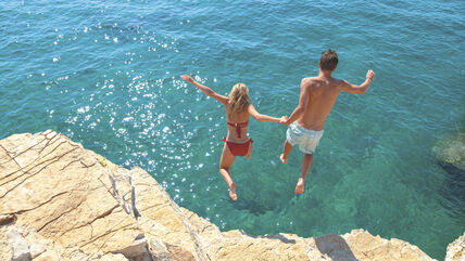 ZASTO SU OVAKVI SKOKOVI OPASNI   stock-photo-carefree-tourists-hold-hands-while-jumping-into-the-refreshing-blue-sea-during-a-relaxing-summer-2473908045.jpg
