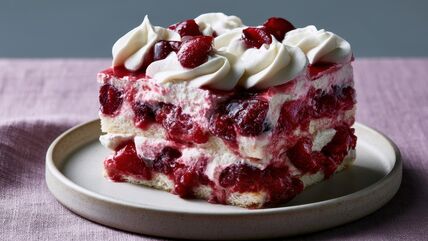Torta sa keksom i višnjama.jpg