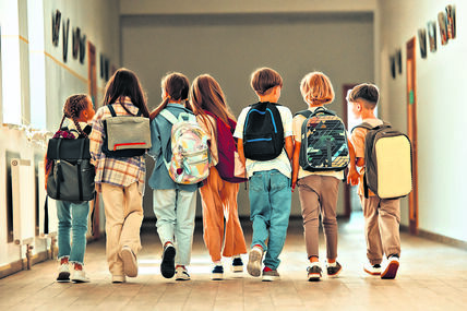 GLAVNA  stock-photo-back-to-school-a-group-of-schoolchildren-with-backpacks-walk-along-the-school-corridor-during-2359643391.jpg