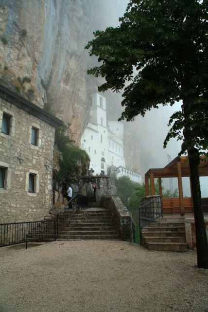 manastir-ostrog.jpg