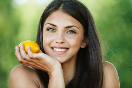 devojka-sa-limunom-shutterstock.jpg