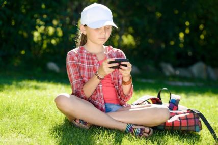 devojcica-sa-mobilnim-telefonom-profimedia.jpg