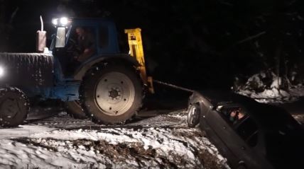 traktor-izvlaci-automobil.jpg
