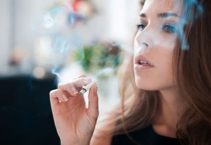 devojka-sa-cigarom.jpg