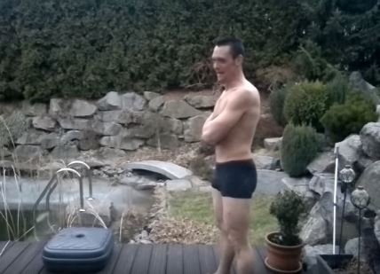skok-u-zaledjeni-bazen.jpg