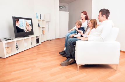 porodica-dnevna-soba-televizor-shutterstock.jpg