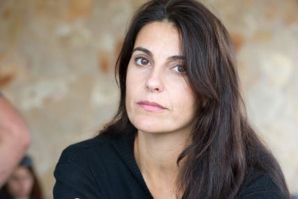 Žena sa smeđom kosom i krupnim očima