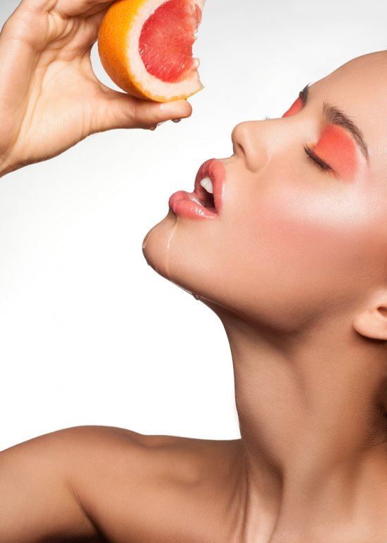 devojka-sa-grejpfrutom.jpg