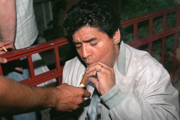 Maradona puši tompus