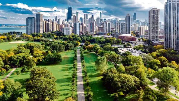 2474411-1001stockphotochicagoskylineaerialdroneviewfromabovelakemichiganandcityofchicagodowntown181432271324022021-ff.jpg
