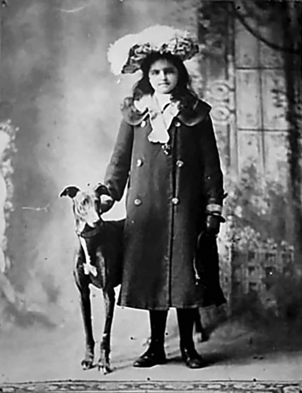 varvara-ivanka-pupin-sa-psom---pupin-je-voleo-pse-i-postoji-sacuvana-fotografija-vave-sa-njihovim-psom-1.jpg