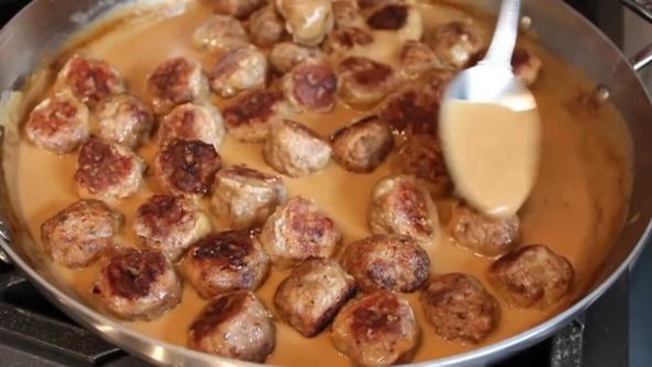 food-wishes--swedish-meatballs-recipe--beef---pork-meatballs-with-creamy-brown-gravy-55mieopabc4--1180x664--4m40s.jpg
