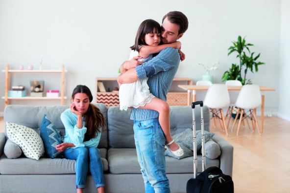 glavna-stockphotounhappydiversefamilyinlivingroomathomesadfatherhugsholdonhandsmalldaughtermother1214474323.jpg