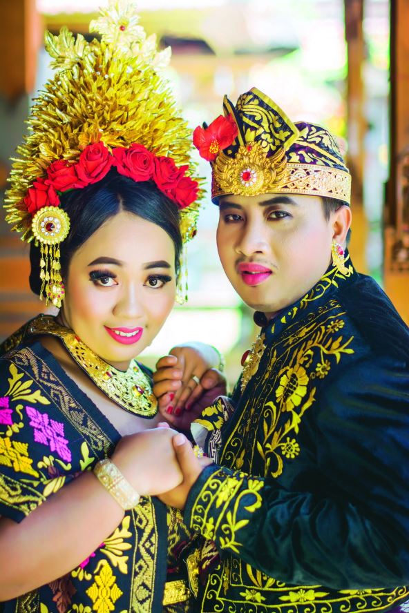 stockphotokutabadungbaliindonesiafebruarybigfatbalicoupleusingtraditionalwedding1439568767.jpg