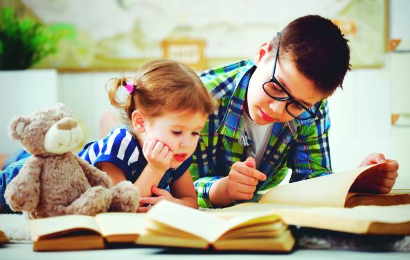 razlika-10-godina-stockphotochildrenbrotherandsisterboyandgirlreadingabookathome408140377-1.jpg