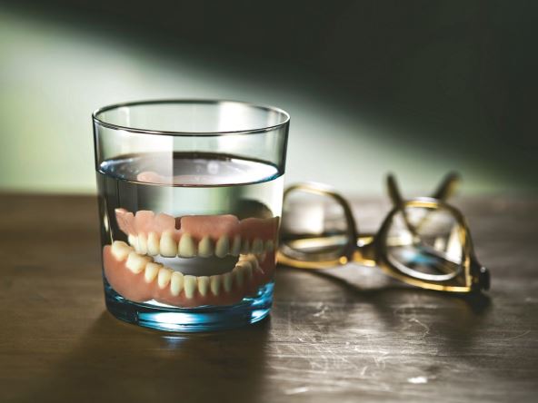zubna-proteza-stockphotostilllifephotographyofdenturesinaglassofwater285747326.jpg