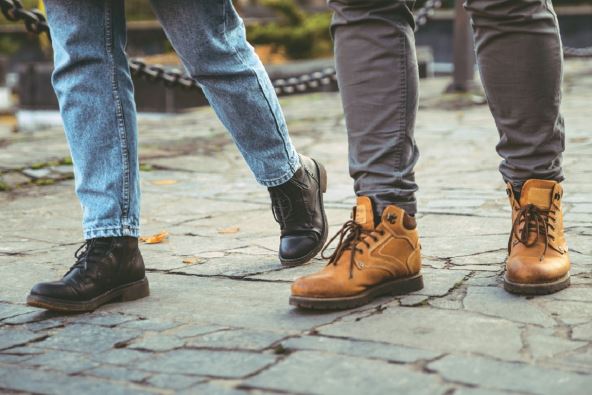 hodanje-stockphotocouplelegscloseupwalkingbycityparkincitypark765984643.jpg