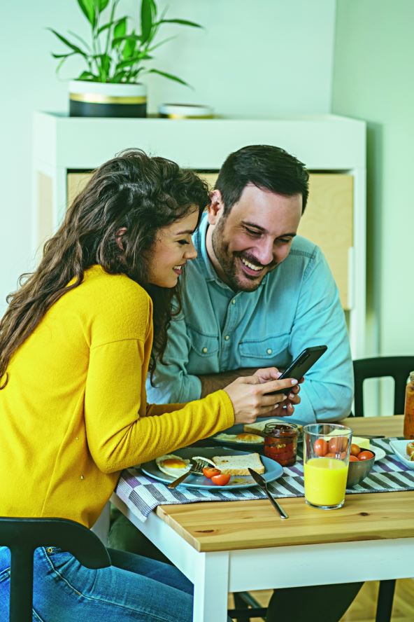 ljudi-koji-se-vole-nemaju-potrebu-fda-kriju--sifru.-i-tacka--stockphotohappycoupleusingmobilephonetogetherwhileeatingbreakfastathomesmilinggirlfriend2134181153.jpg