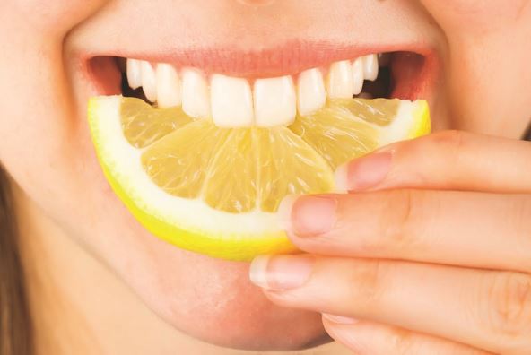 zubi-stradaju-od-velike-kolicine-kiselog-voca--stockphotocloseupofawomantastingsourlemonandsmiling168929594.jpg