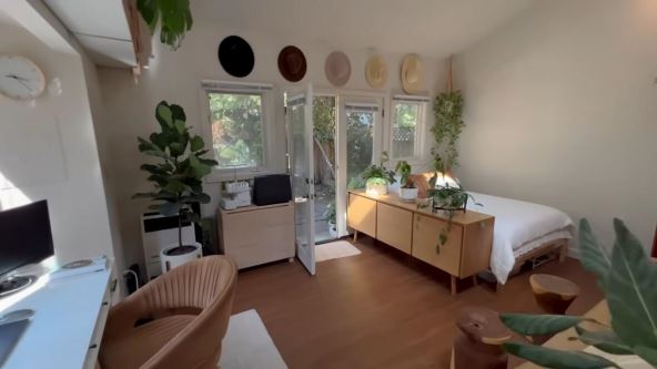 tiny-house-giant-journey--her-tiny-house-is-the-size-of-a-garage---its-really-cute-h4eyrsz6x5a--1180x664--12m58s.jpg