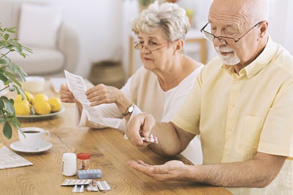 lekovi-stockphotoseniormantakingmedicationfordiabeteswhilehiswifereadingaprescription1011163015.jpg
