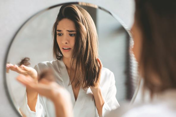 uz-glosu-dodacu-i-opadanje-kose-stockphotohairlossconceptworriedyoungwomanholdingbunchoffallenhairinhandwhilestandingnear2112511460.jpg