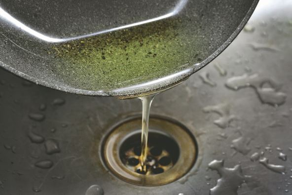 ne-sipajte-mast-i-ulje-u-odvod--stockphotooldoilpouredintothekitchenwastefromthepancloggingthewasteinthesink1586480362.jpg