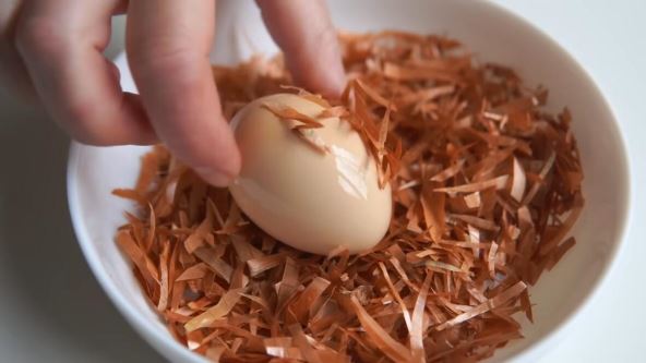 food.-quick-and-easy--marble-easter-eggs.-how-to-beautifully-paint-eggs-for-easter-with-onion-skins-with-a-pattern-of-2023-d5x2ftomdjw--1180x664--1m05s.jpg