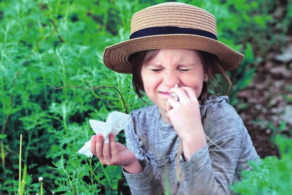 alergija-stockphotosummerportraitoflittlesadgirlwithsprayandnapkinsallergysymptomsinnature2170564733.jpg