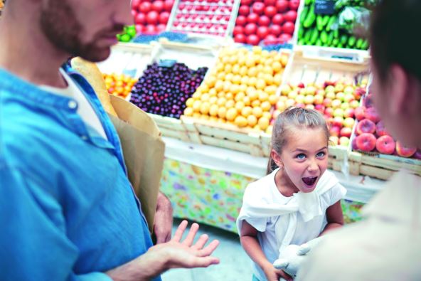 samo-bez-osudjivanja-stockphotohighangleviewatspoiledlittlegirlscreamingatparentsinsupermarketcopyspace1483957538.jpg