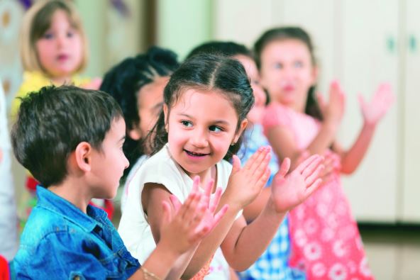 zovite-ih-na-rodjendane--stockphotopreschoolersplayinginclassroom288364628.jpg