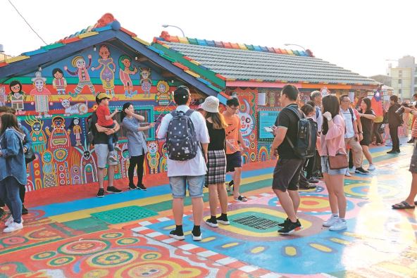 neobicnu-atrakciju-godisnje-obidje-milion-turista--stockphotoraveledtotherainbowvillagetaiwantaiwannov1826445746.jpg