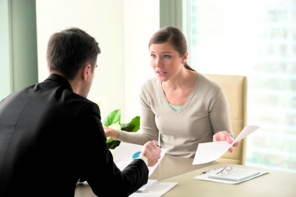 kriticni-su-prema-kolegama-stockphotoangrybusinesswomanarguingwithbusinessmanaboutpaperworkfailureatworkplaceexecutives1281031483-1.jpg