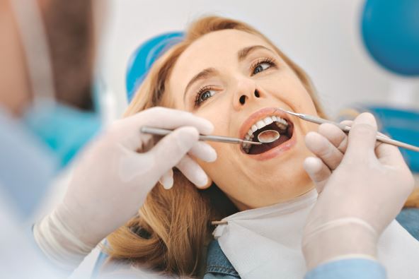 kod-zubara-stockphotoscrupulouscompetentdentistcleaningpatientsteeth618506129.jpg