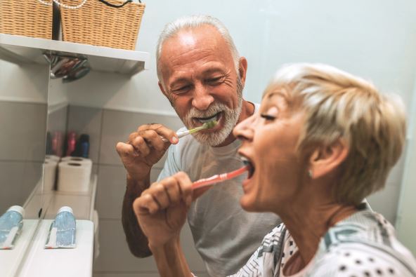 pranje-zuba-stockphotomaturecouplebrushingteeth1237697440.jpg