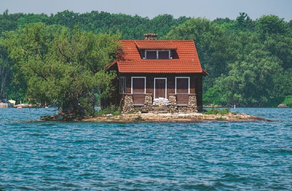 ostrvo-hub-drzava-njujork-sad-stockphotoalexandriabaynewyorkunitedstatesjulytinyhouseonatinyislandinthesaint2126361845.jpg