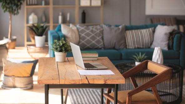 zatrpan-prostor--stockphotosunlightilluminateslivingroomworkplacehomeofficeinteriorforcomfortproductiveworkbrown1835827411.jpg