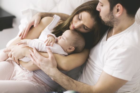 potrebe-majke-moraju-da-se-prate-s-povecanom-paznjom-stockphotohappyfamilywithnewbornbaby386076844.jpg