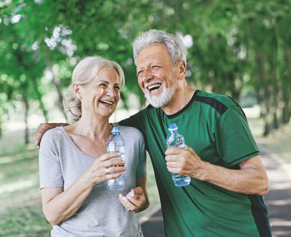 voda-stockphotosmilingactiveseniorcoupleholdingwaterbottlesdrinkingandjoggingtogetherinthepark2179070935.jpg