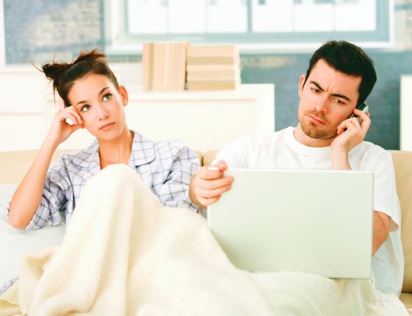 posao-u-postelji----stockphotoyoungcoupleinbedmanusinglaptopandmobilewomanbored73510954.jpg