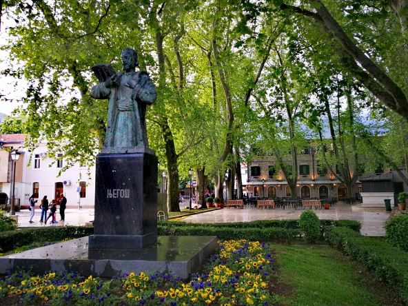 trebinje-spomenik-njegosu.jpg