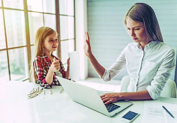 posao-vam-ne-izlazi-iz-glave----stockphotoimbusybeautifulyoungwomanisworkingathomewithherlittlecutedaughternearbydonthave714721666.jpg