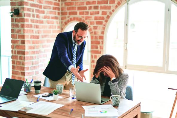 sef-se-okomio-na-vas-stockphototwomiddleagebusinessworkersworkingtogethermanbullyingwomanattheoffice1767990482.jpg