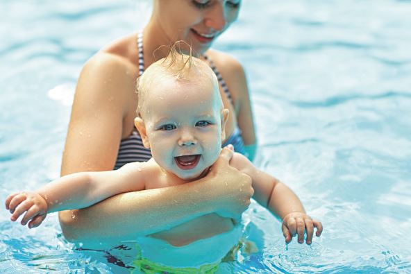 glosa-do-treceg-meseca-ne-vodite-bebu-na-bazen---stockphotomotherandbabyswiminthepool600627509.jpg