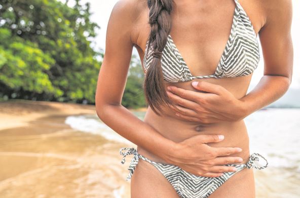 cokoladom-protiv-proliva----stockphotostomachbugtraveldiseasewomantouristwithpainfulcrampsontropicalbeachnorovirus1438652108.jpg