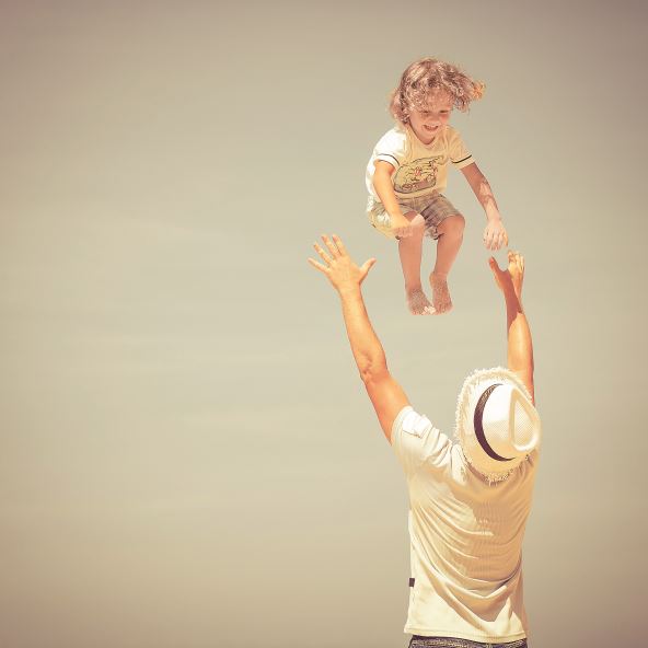 gglavni-tekst-deca-----stockphotofatherandsonplayingonthebeachatthedaytime197614121.jpg