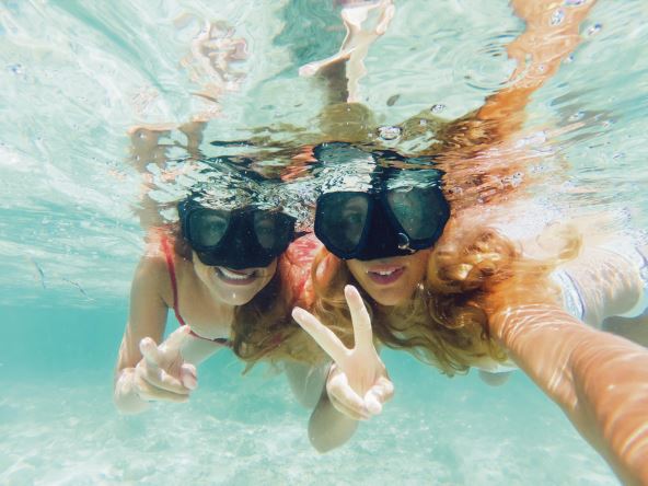 aktivnosti-za-razgibavanje-----stockphotoyoungbeautifulblondeinswimsuitandgogglesswimmingundersurfaceofwaterandtakingselfie1680185257.jpg