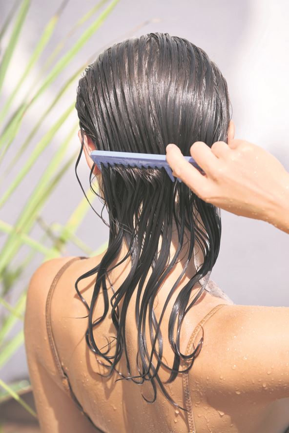 zavrno-pranje-hladnom-vodom-kosi-daje-sjaj---stockphotohairbeautifulbrunettewomanbrushingherwethairbackviewofwomanhairbrushingwithcomb2190058681.jpg